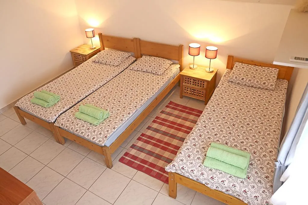 Apartments Mira Gornji Karin 0*,
