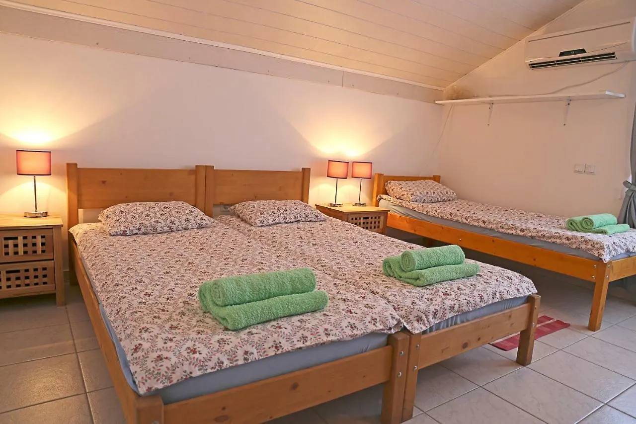 Apartments Mira Gornji Karin 0*,